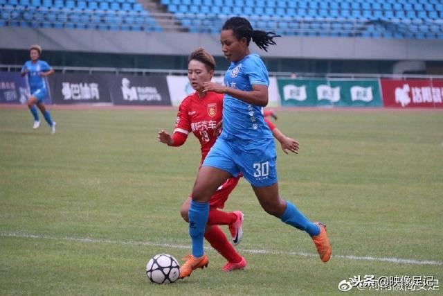 维尼修斯缓慢离场致皇马陷入短暂劣势